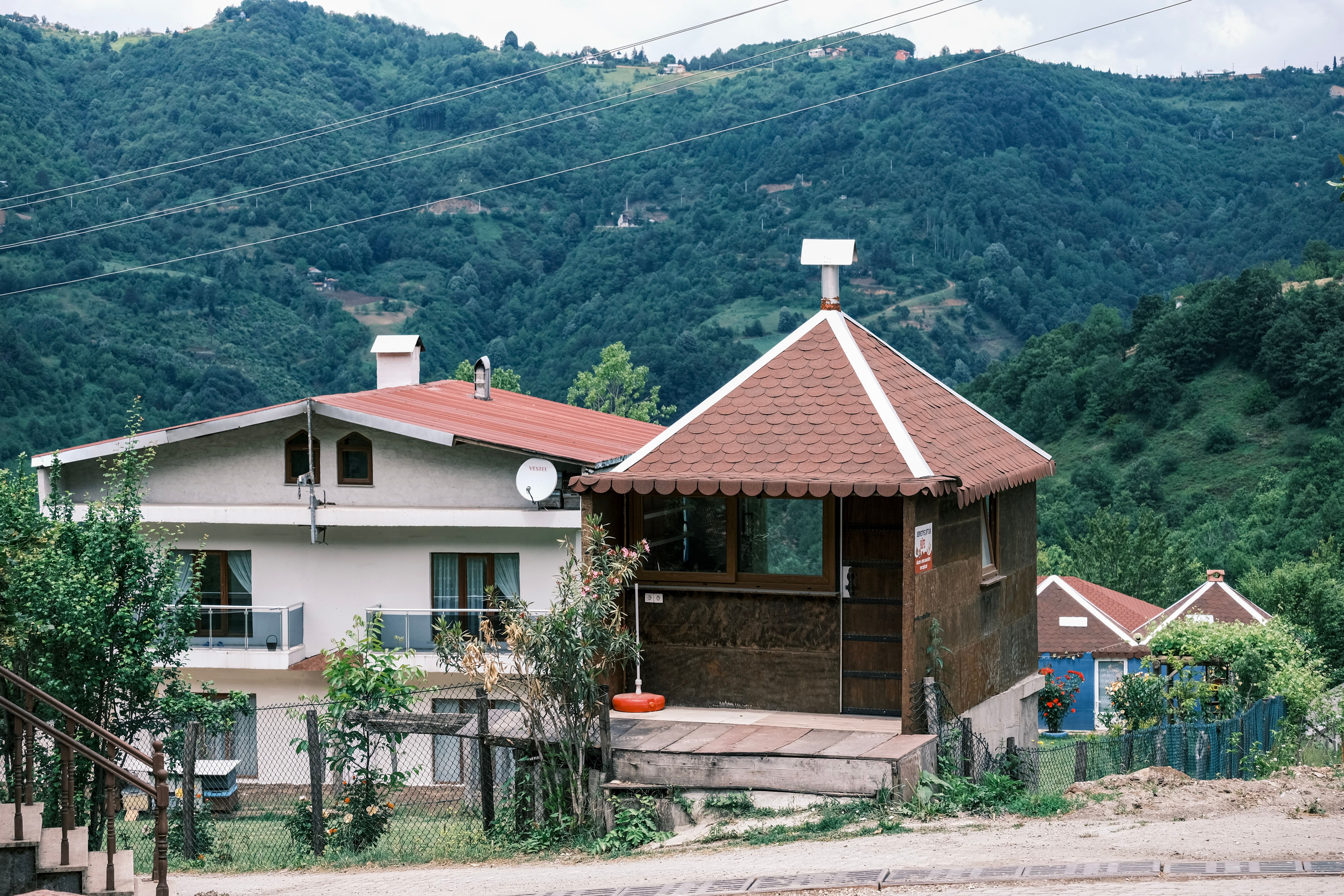 Maisons de montagne confortables situées dans des collines verdoyantes, parfaites pour des escapades sereines dans la vie de village.