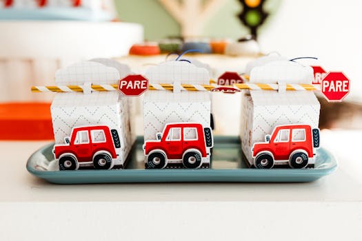 Vibrant party favor boxes with toy cars and 'PARE' signs, ideal for children's parties.