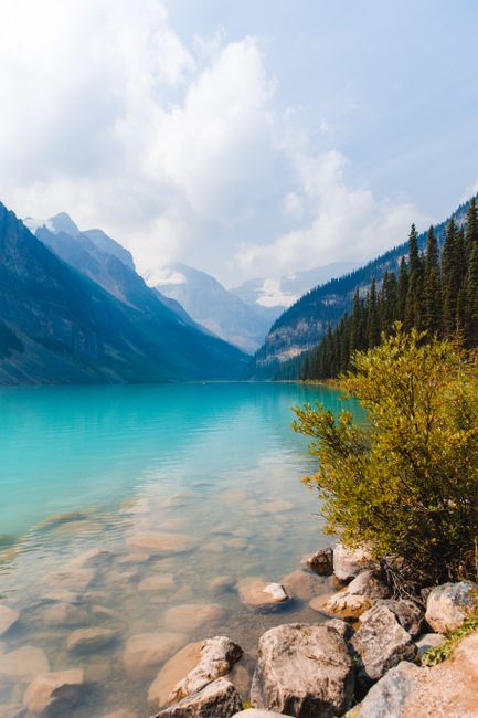 Breathtaking turquoise waters of Moraine Lake with majestic mountains in Banff, Alberta.
