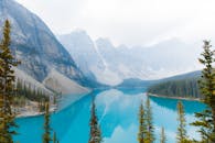 班夫国家公园的莫雷恩湖，以其迷人的景色而闻名：碧绿的海水和雄伟的山脉