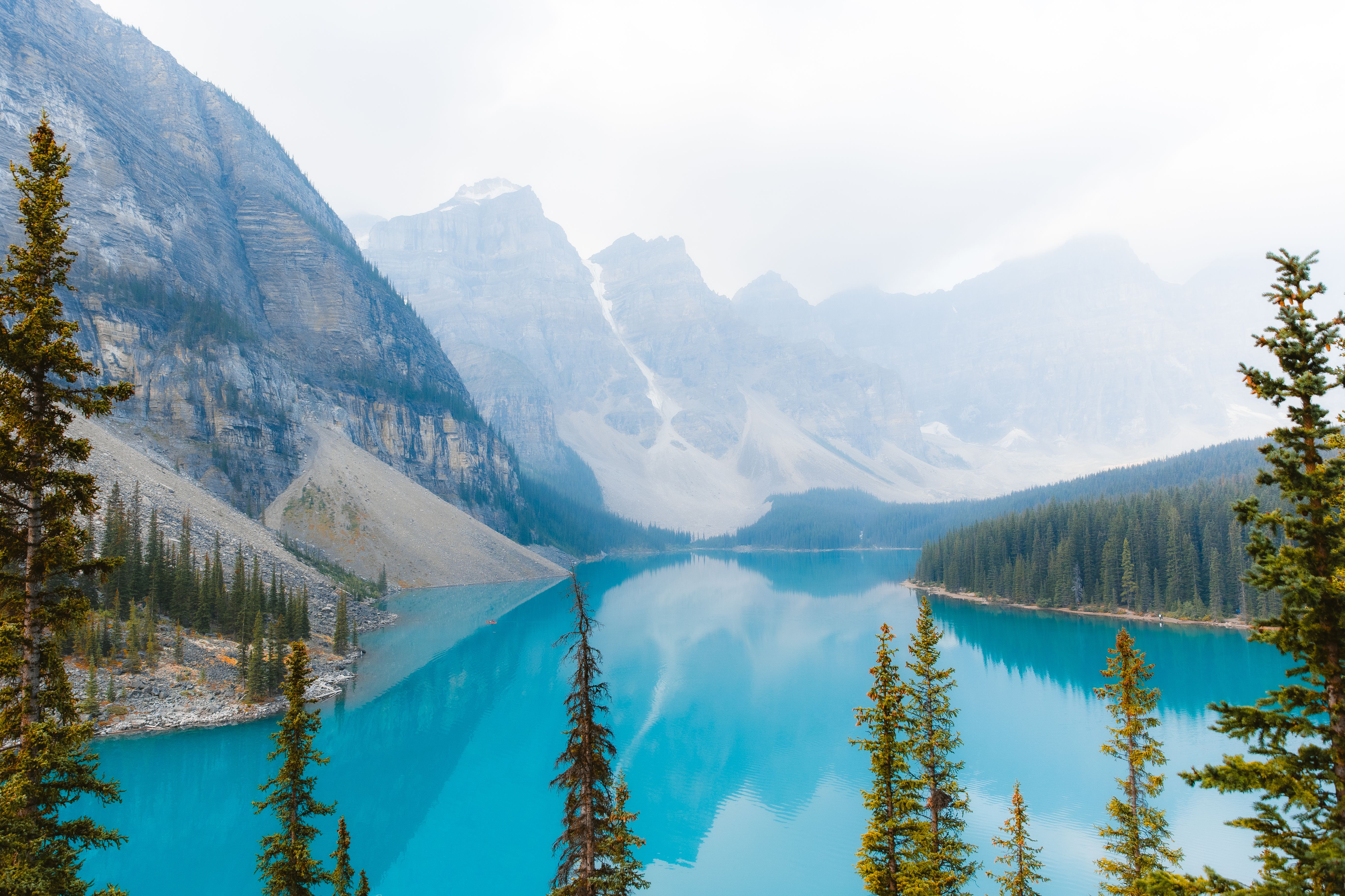 Free Captivating view of Moraine Lake in Banff National Park, showcasing turquoise waters and majestic mountains. Stock Photo