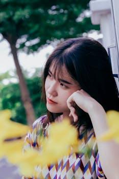 在越南胡志明市的户外，摆放着一幅深色头发妇女的肖像