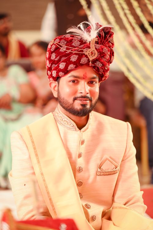 Free Portrait of an Indian groom in traditional wedding attire with intricate turban and ethnic decorations. Stock Photo