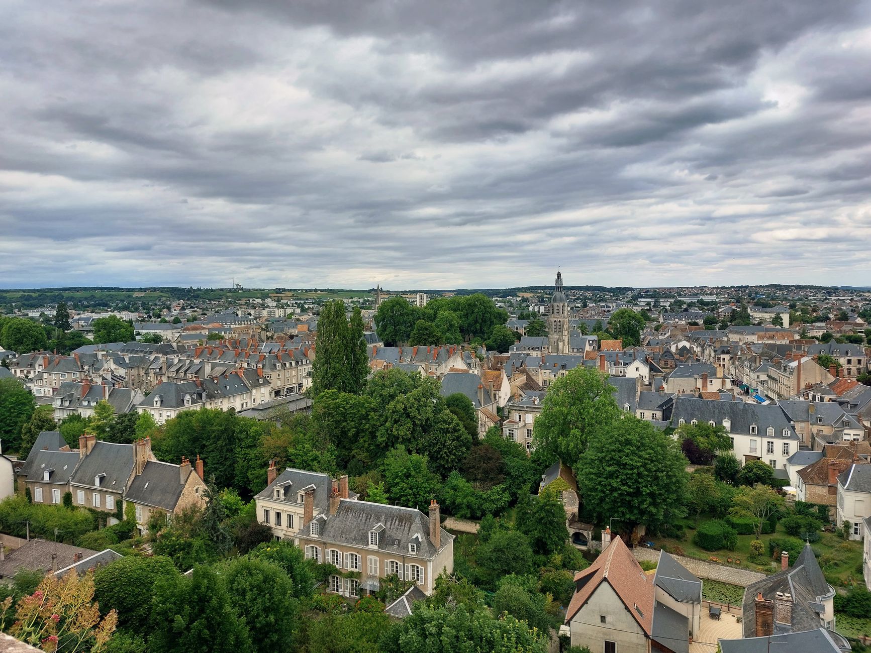 Patrick Bruel maintient sa tournée, mais Chartres reste exclue