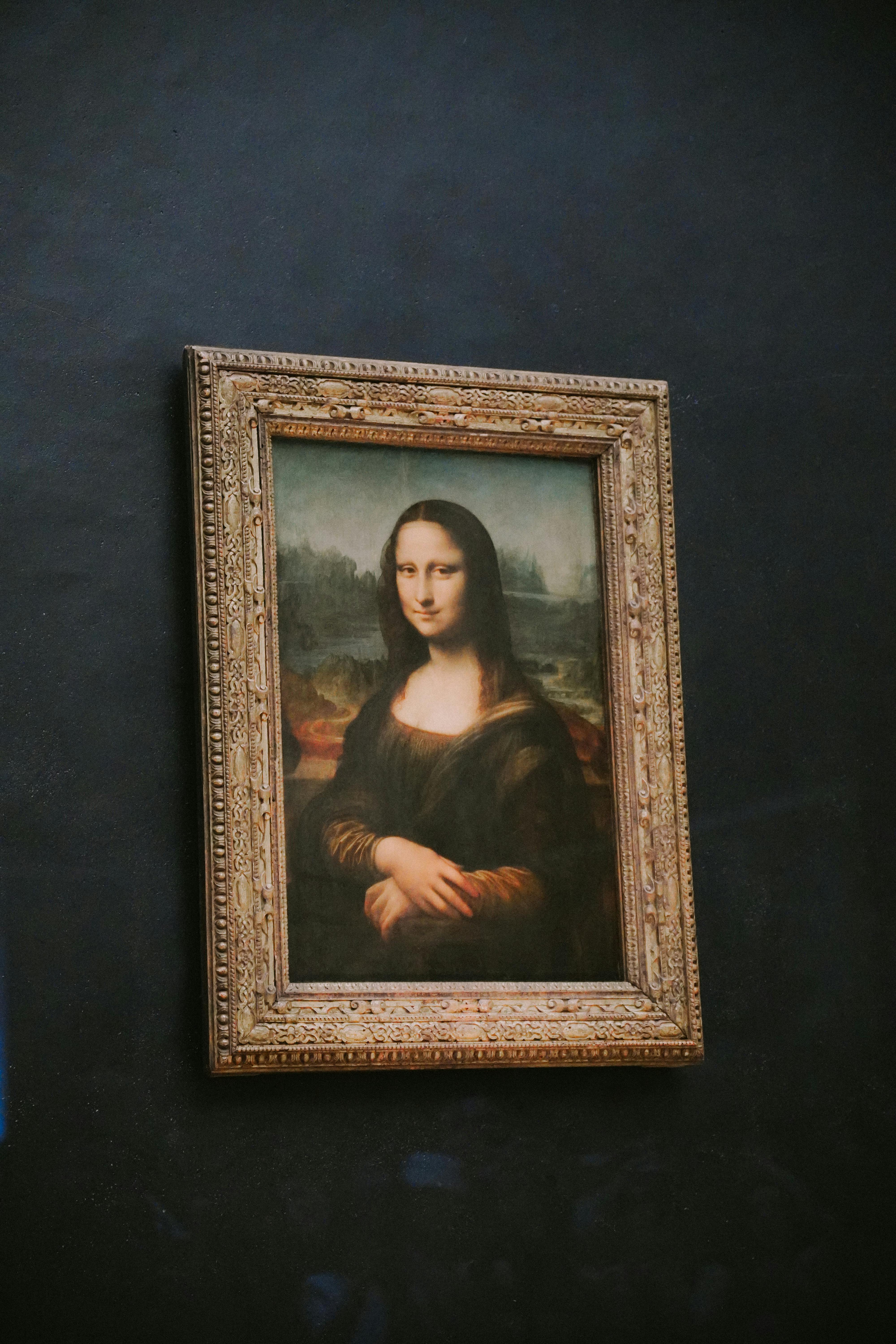 Iconic painting of Mona Lisa displayed in a Paris museum setting.