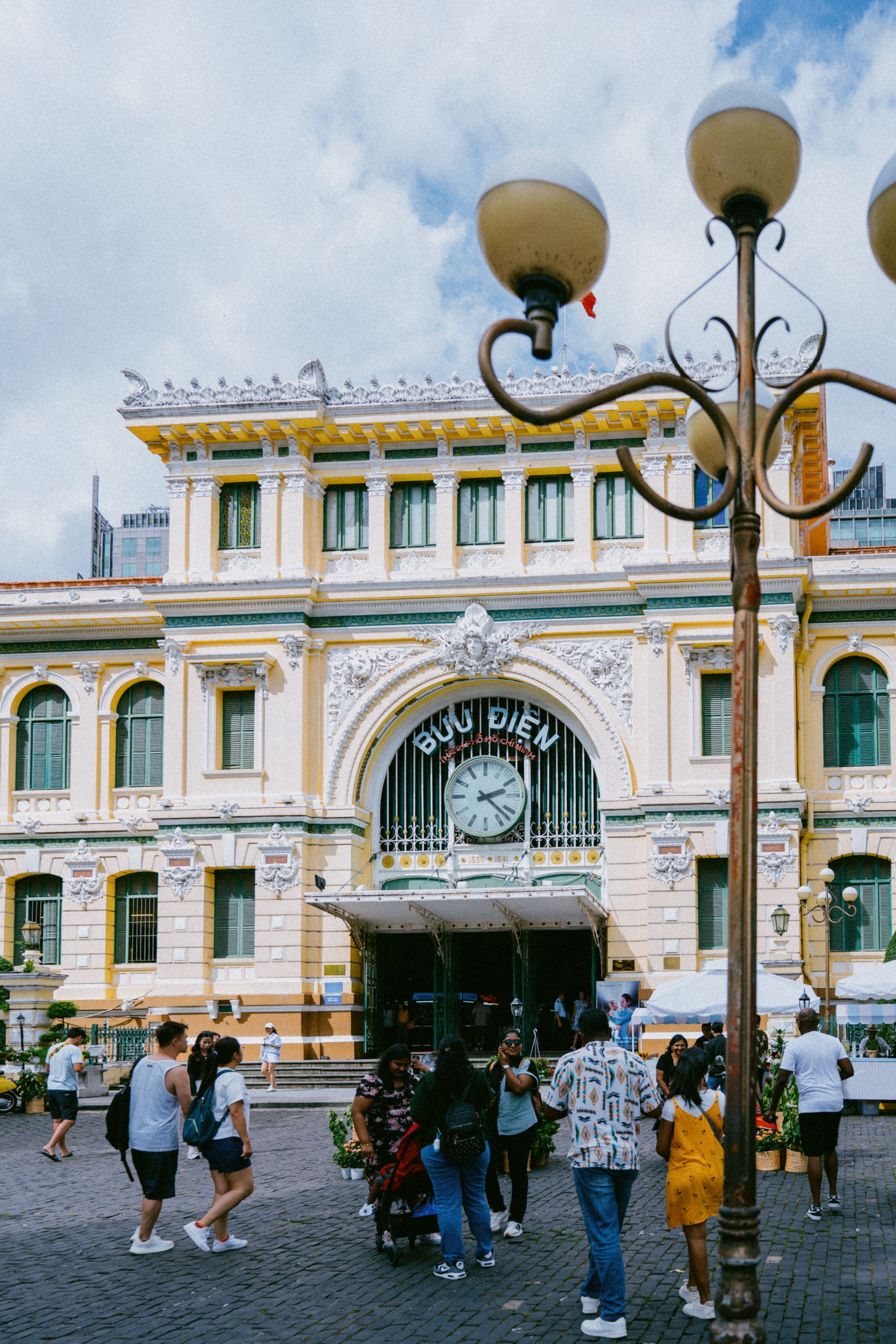 Fachada de la Oficina de Correos Central de Saigón con turistas