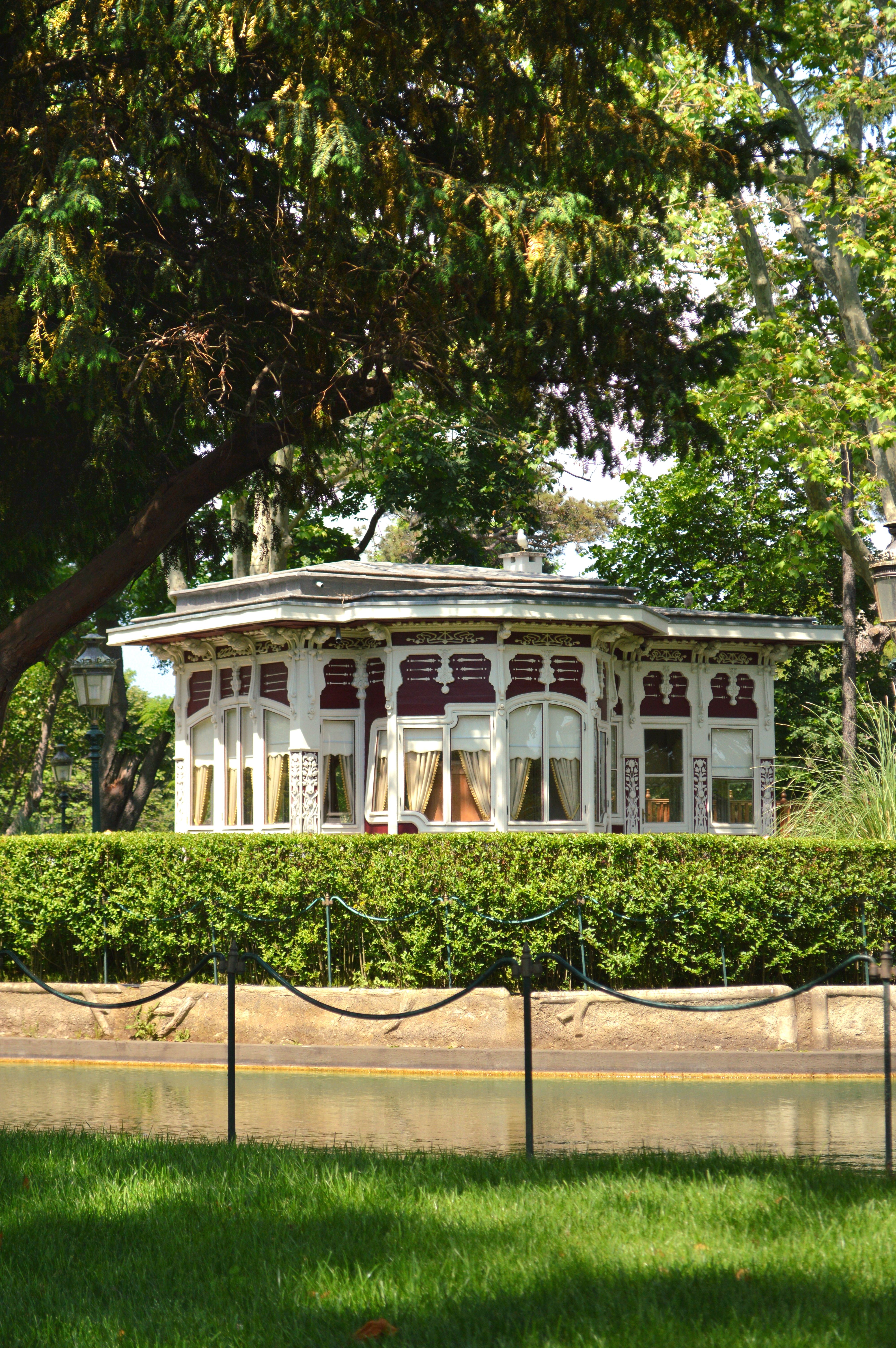 Charming Gazebo in Lush Green Park Setting · Free Stock Photo