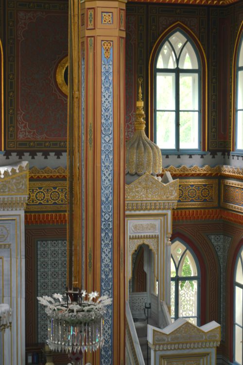 Free Colorful interior of a mosque showcasing detailed Islamic architectural patterns. Stock Photo