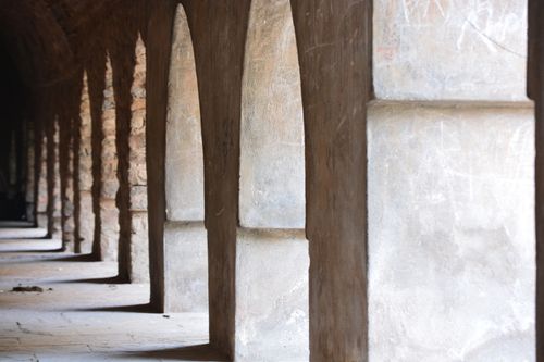Free A row of ancient stone arches in a historic Delhi fort, showcasing rich architectural heritage. Stock Photo