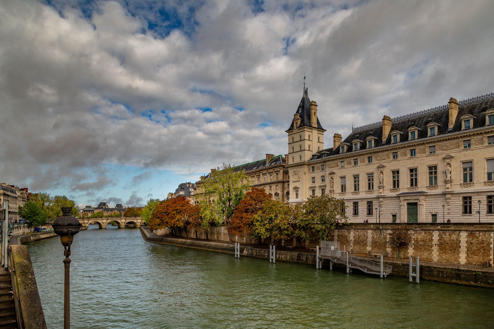 Architecture historique le long de la Seine