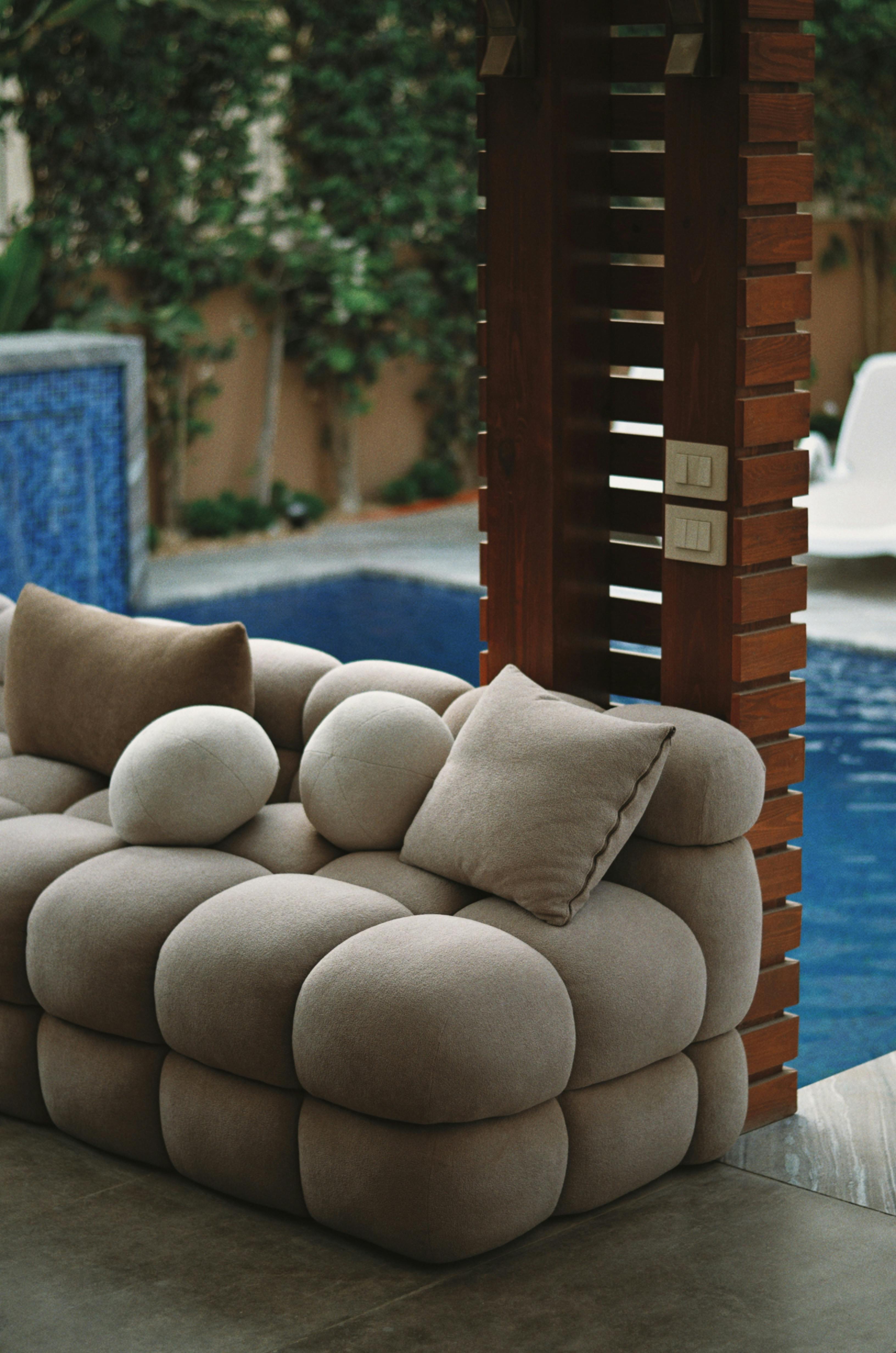 בריכה גדולה: כיצד ליהנות מחוויה מושלמת של מים ומרחב בחצר הבית