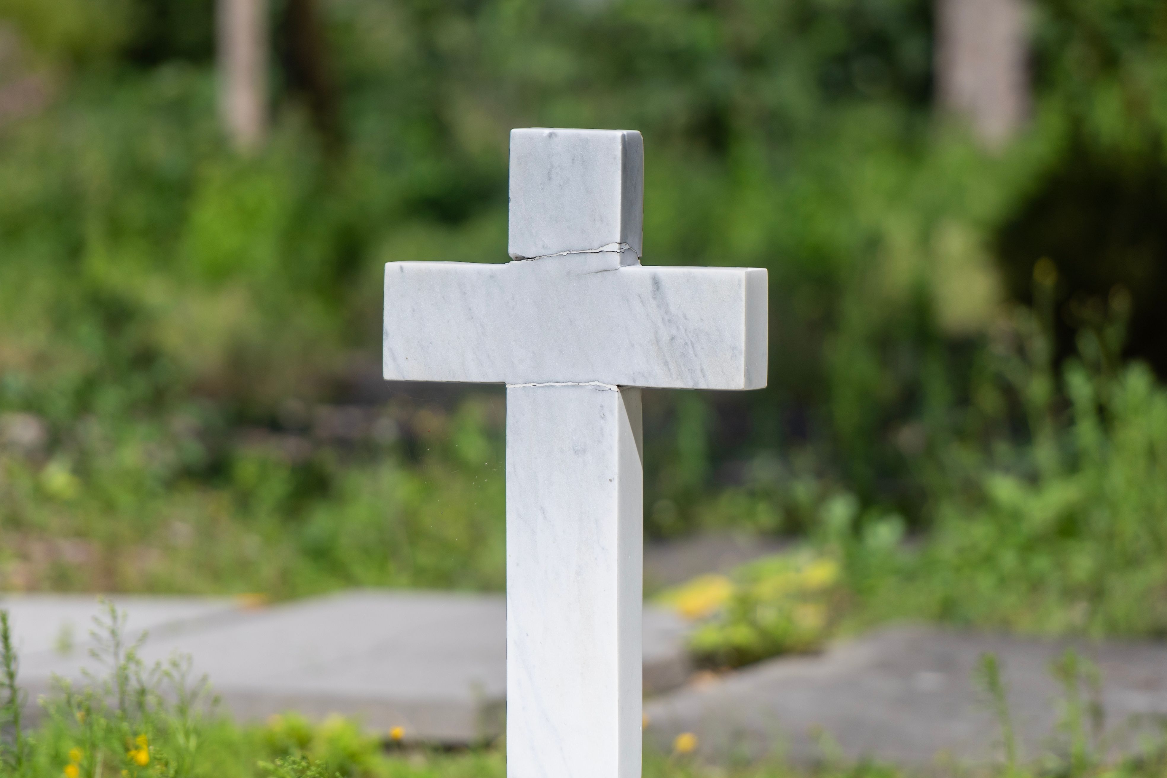 Marble Cross in a Tranquil Cemetery Setting · Free Stock Photo
