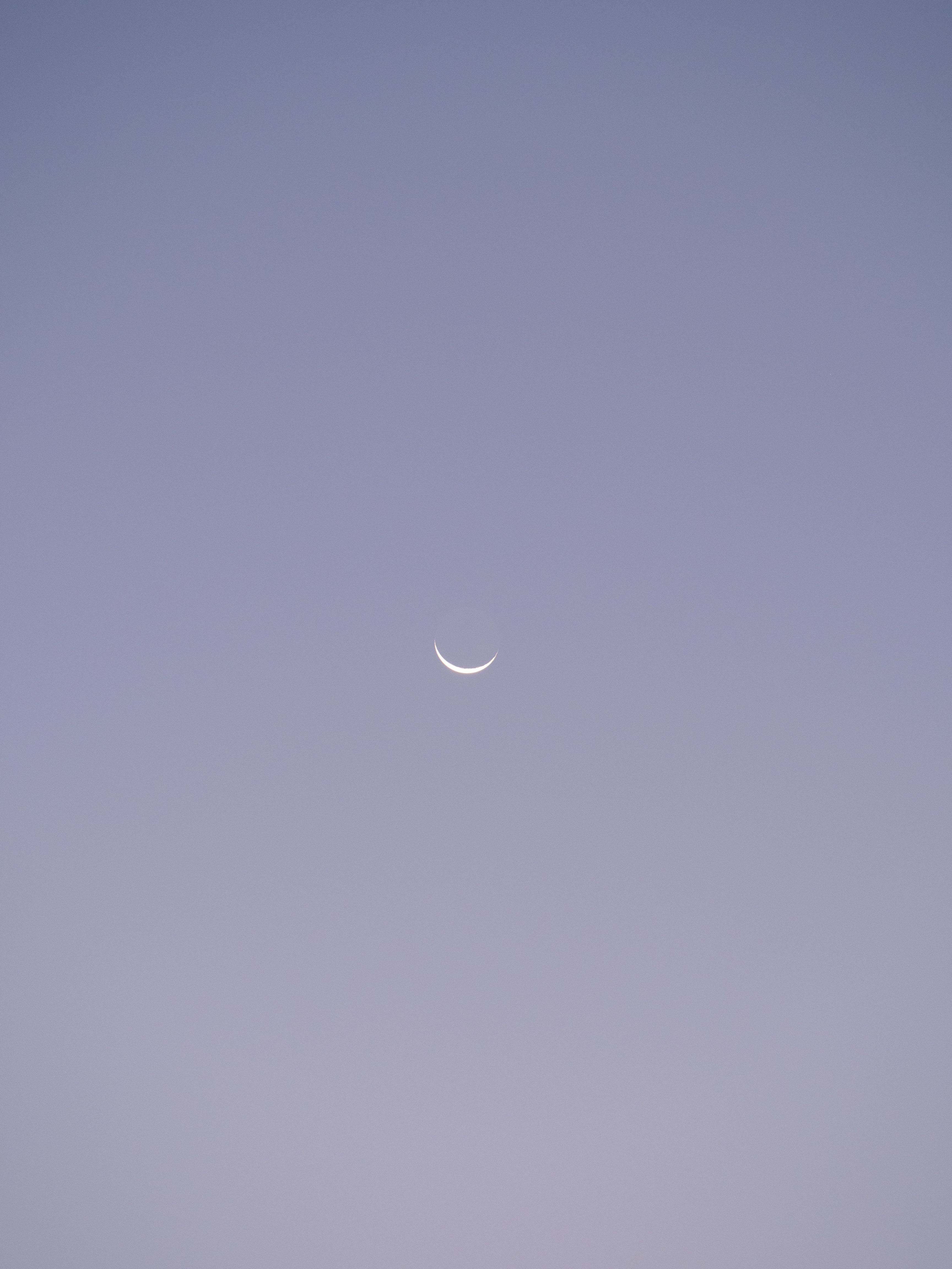 Lua Crescente Tranquila No Céu Crepuscular · Foto profissional gratuita