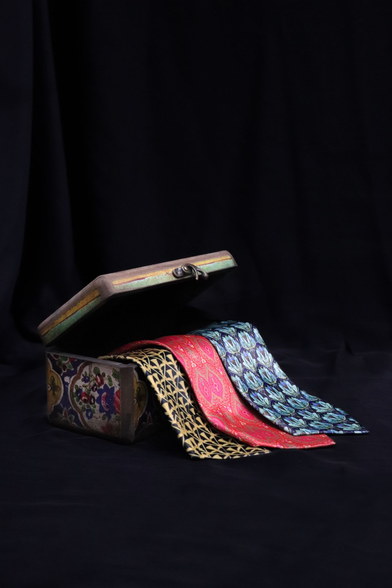 Silk necktie