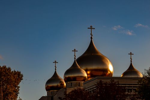 Free Captivating view of the golden domes of a Russian Orthodox church in Paris during sunset. Stock Photo