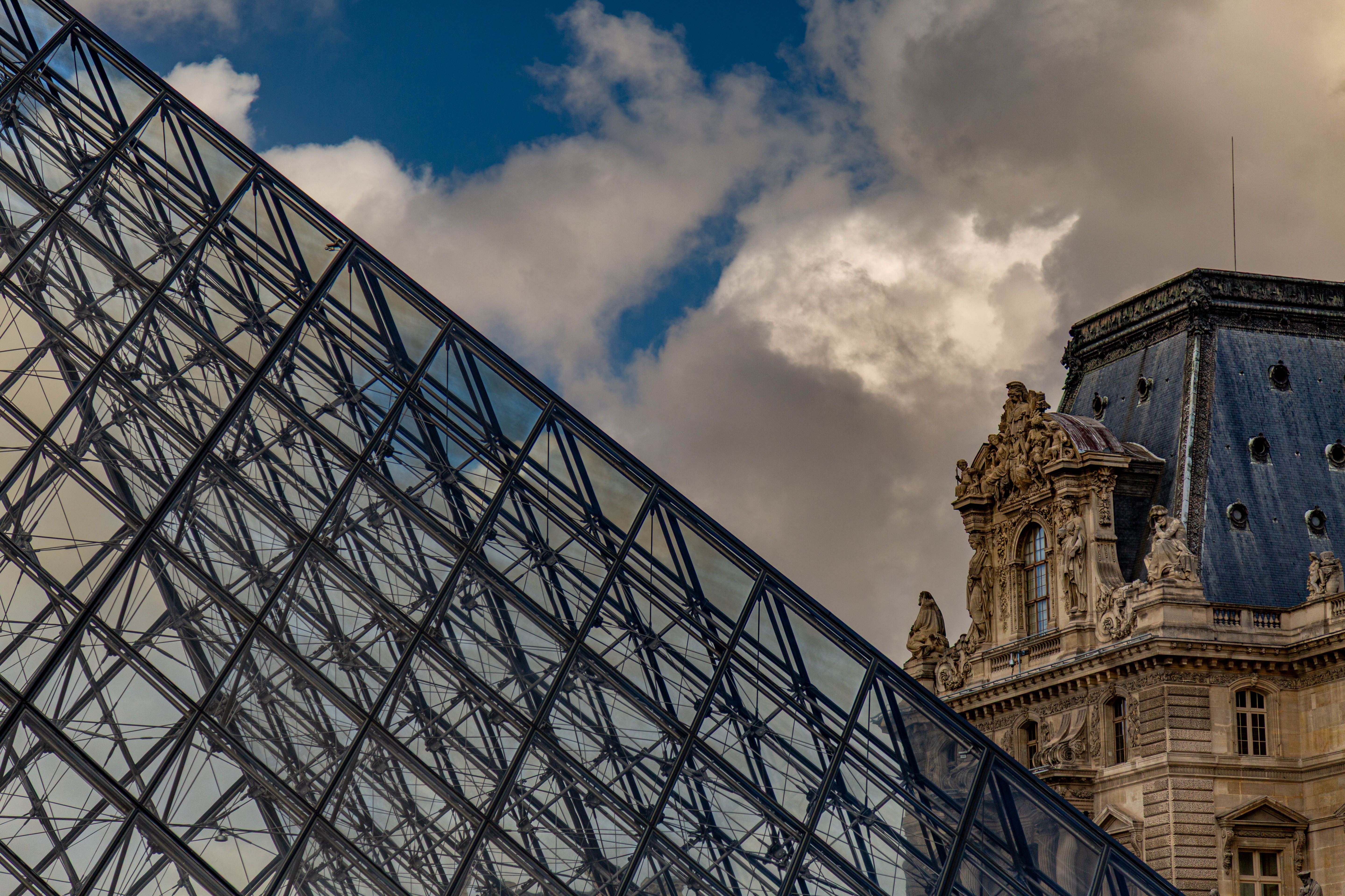 Louvre to Eiffel Tower: A Timed Route With Ticket Checkpoints