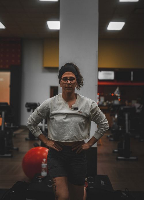 Free Confident woman in a gym environment preparing for an intense workout session. Stock Photo