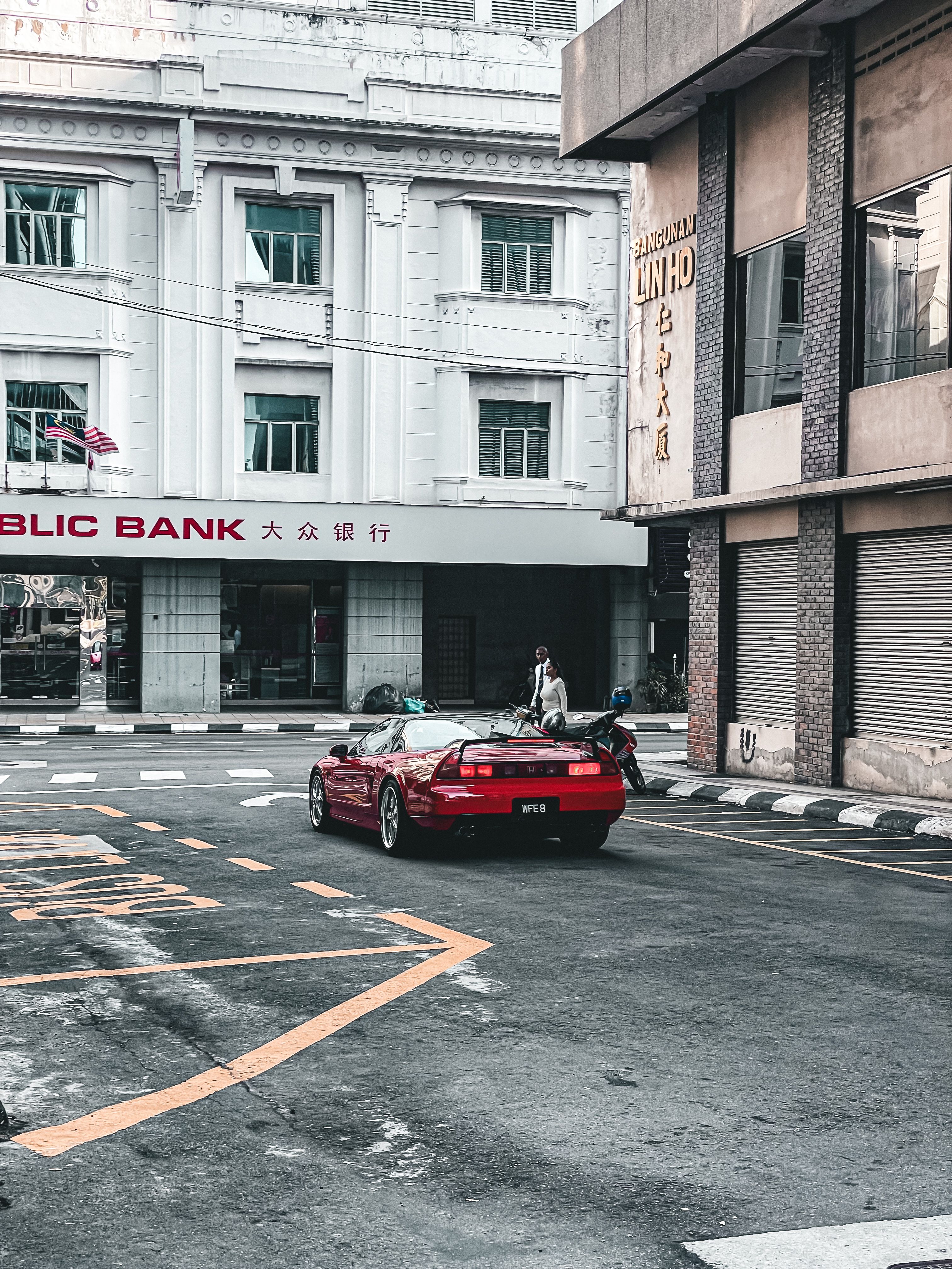 Street View of Urban Downtown with Parked Cars · Free Stock Photo