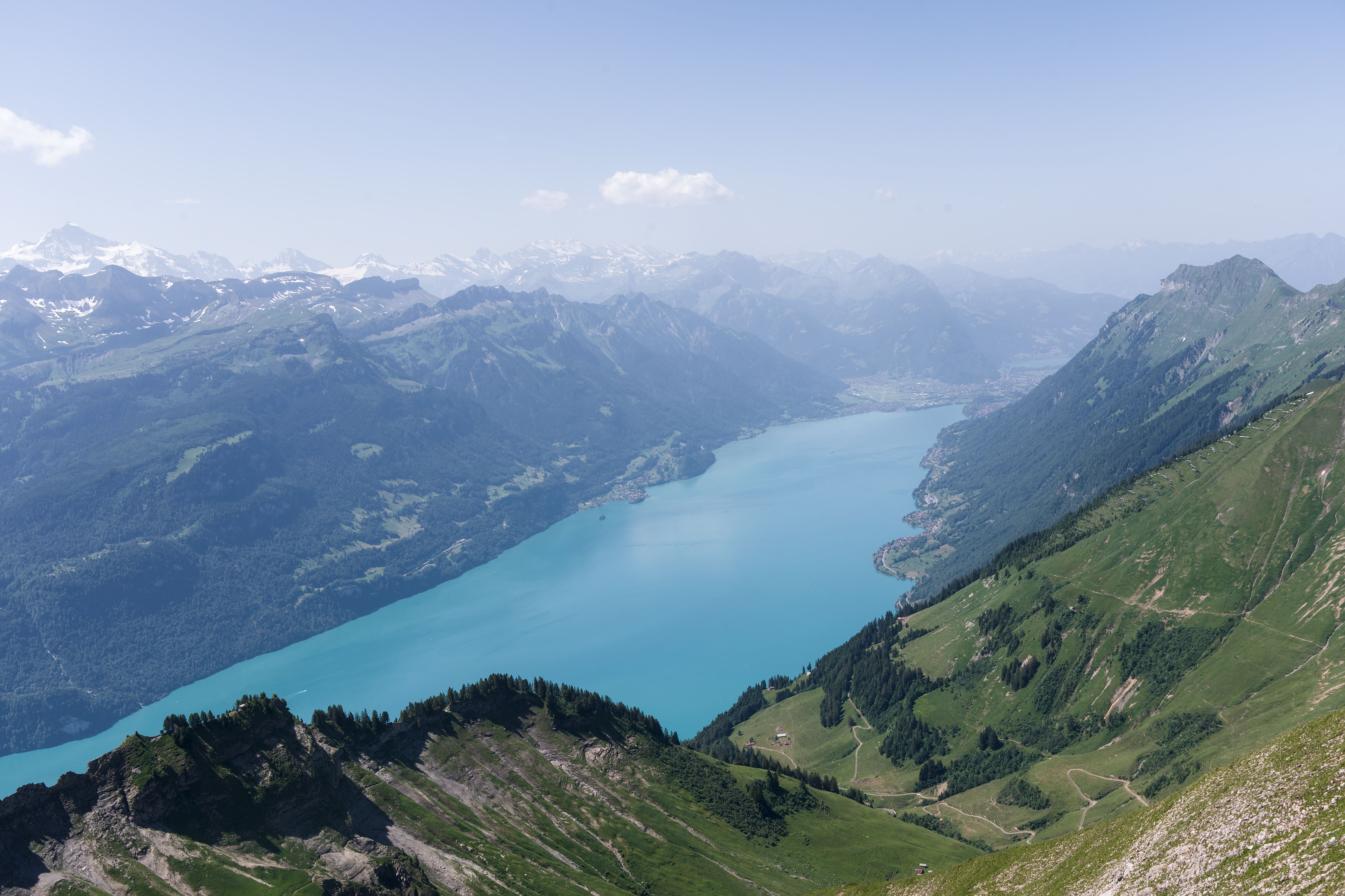 vue-imprenable-sur-le-lac-de-brienz-dans-les-alpes-suisses-photo-gratuite