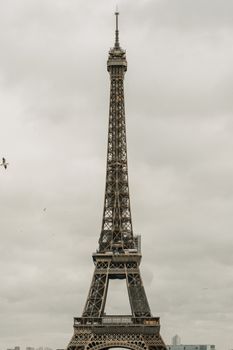 Fransa'nın Paris kentindeki ikonik yapı olan Eyfel Kulesi'nin bulutlu bir gökyüzü altında çekilmiş görüntüsü.
