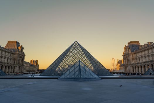 Private Louvre morning with an art historian — Paris