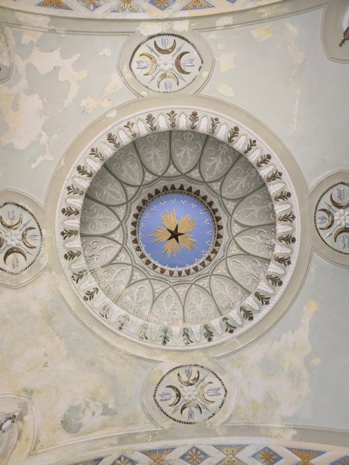 Free Intricate decorative ceiling showcasing classical architectural design elements. Stock Photo