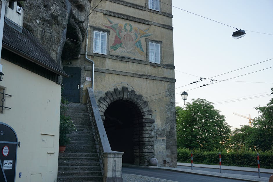 Gapura Paduraksa: Pintu Gerbang Megah dengan Atap Bertingkat Gapura Paduraksa: Pintu Gerbang Megah dengan Atap Bertingkat