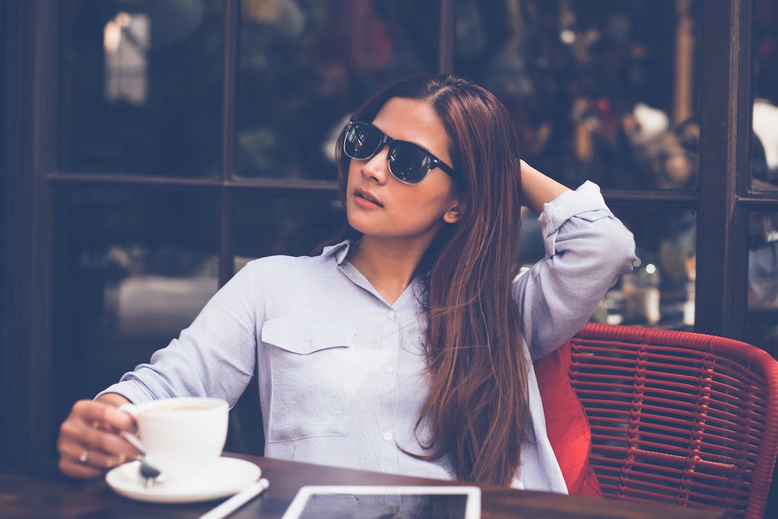 бесплатная Портрет молодой женщины, пить кофе дома Стоковое фото