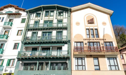 Free Vibrant buildings in a sunny Spanish coastal town showcasing traditional architecture. Stock Photo
