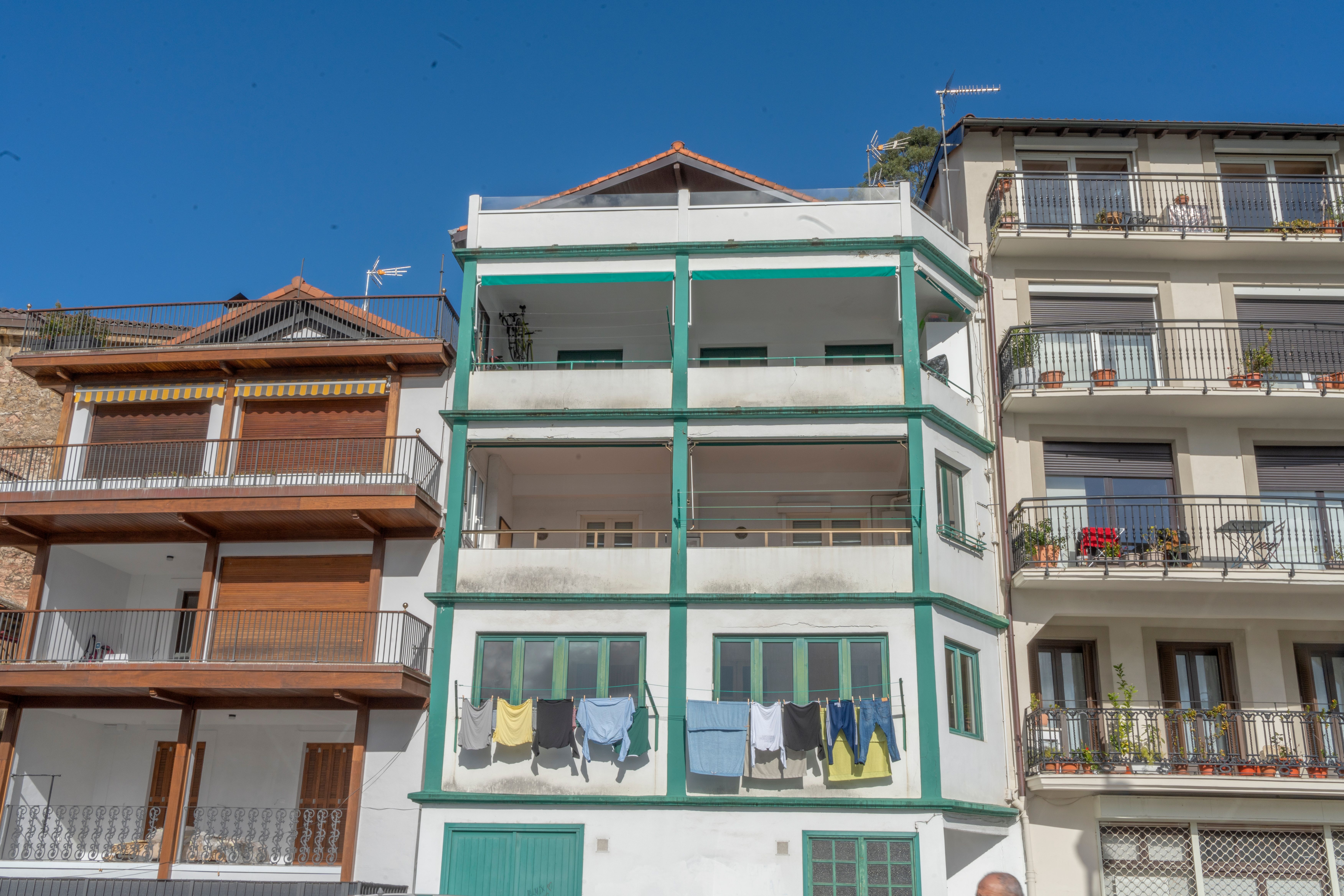 Fachadas de prédios de habitação com varandas e roupa estendida