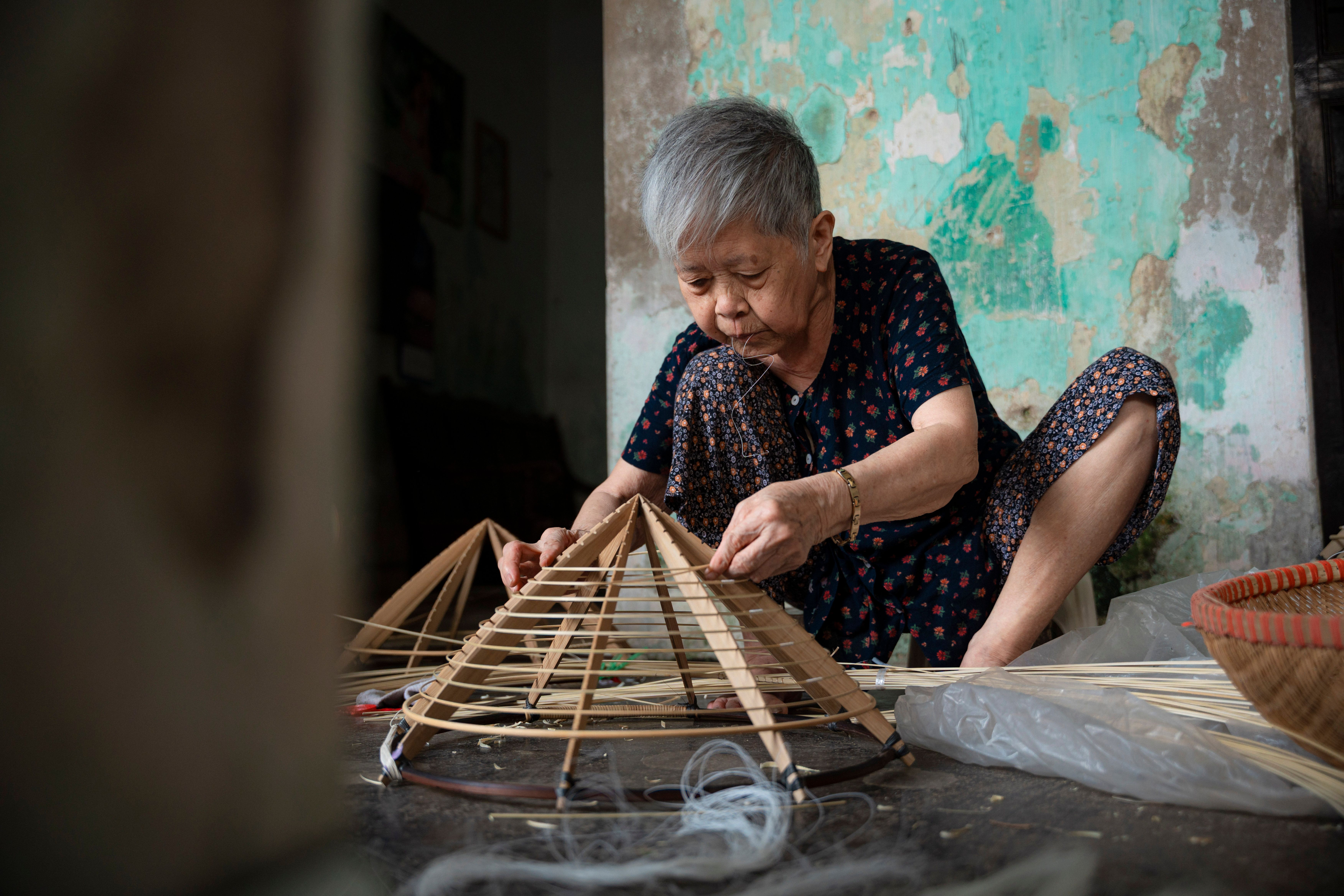 Cô gái Việt Nam đang tập trung cao độ vào công việc để củng cố nền tảng.