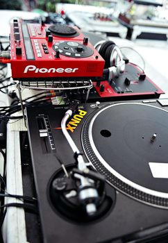 DJ