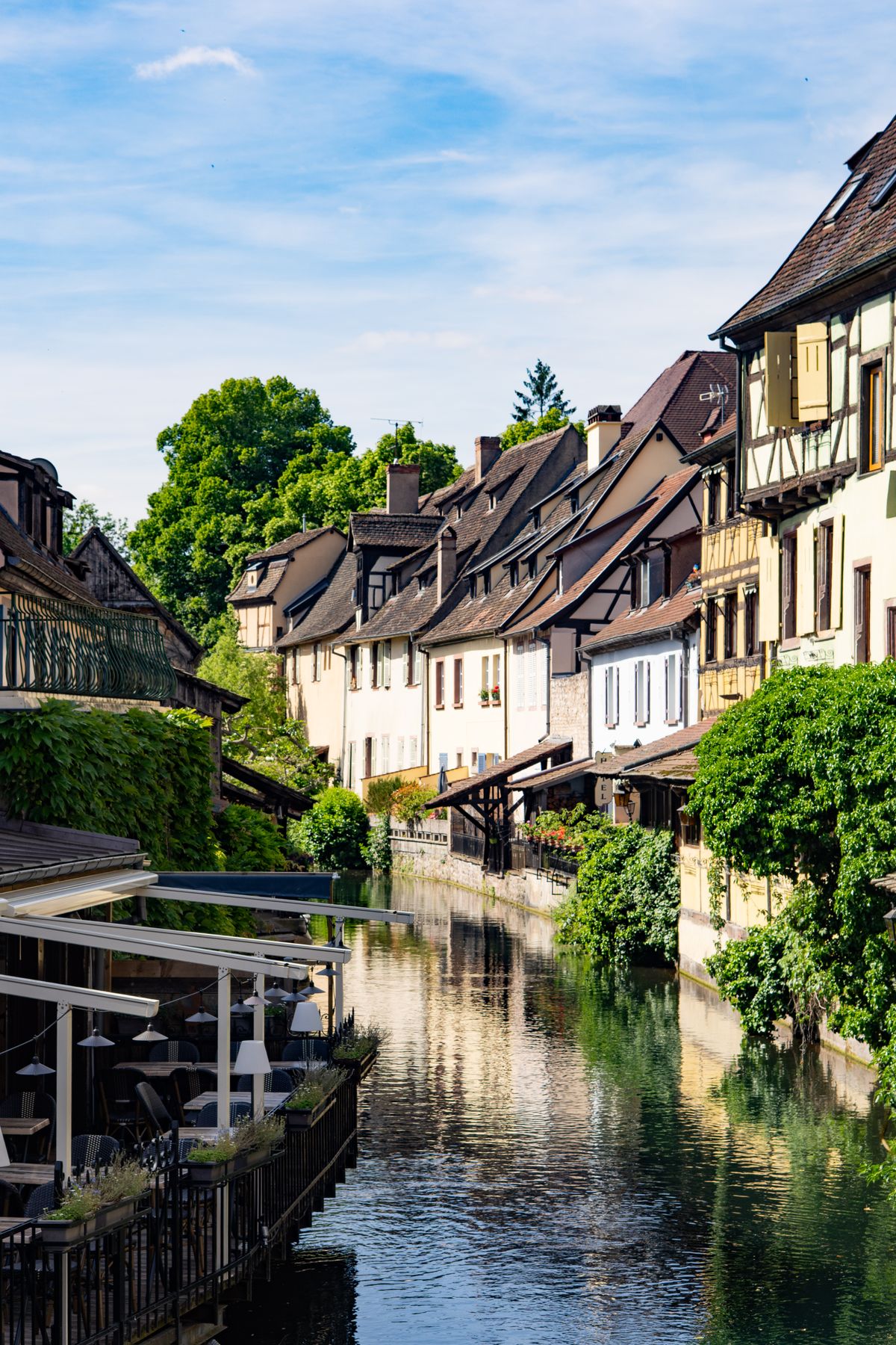 Canal et maisons traditionnelles alsaciennes dans le Haut-Rhin