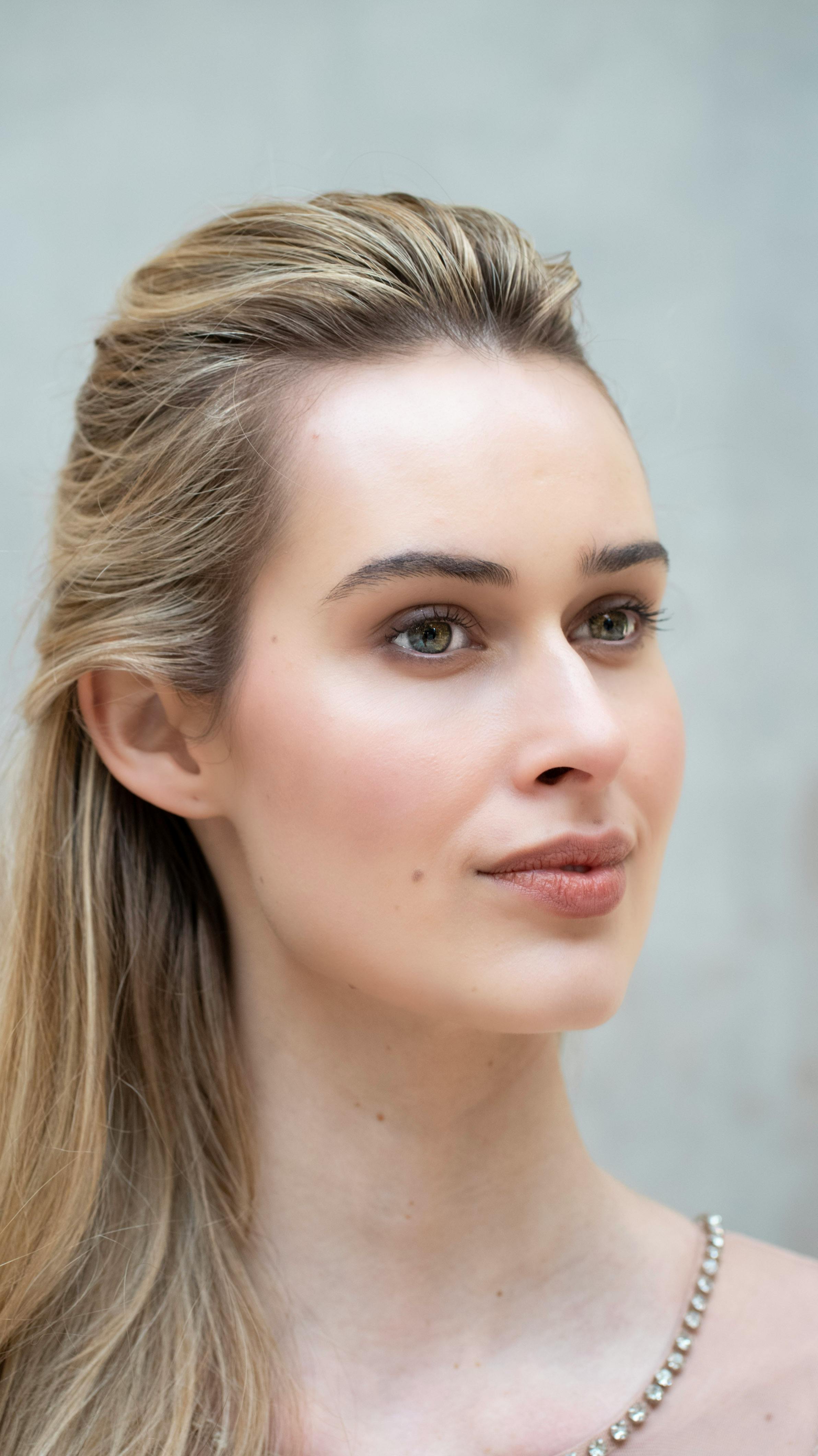 grátis Retrato elegante de uma jovem mulher com beleza natural, capturado em Milão. Foto profissional