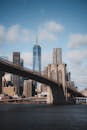 布鲁克林大桥与纽约市天际线的迷人景观中，世贸中心一号尤为引人注目