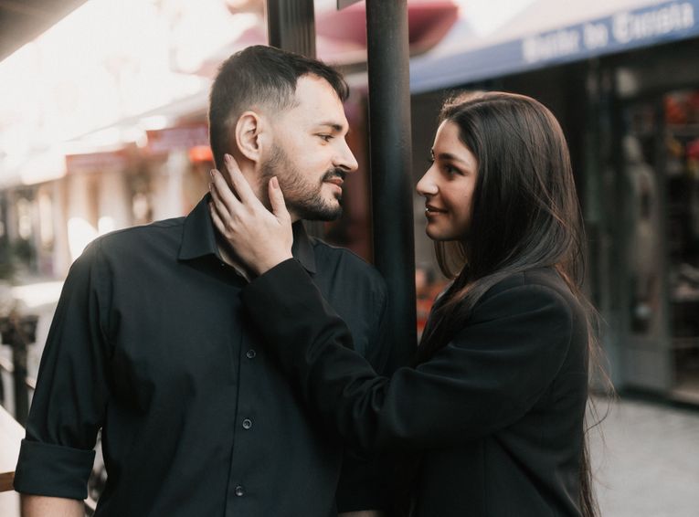 Online dating: starting a conversation on a niche platform