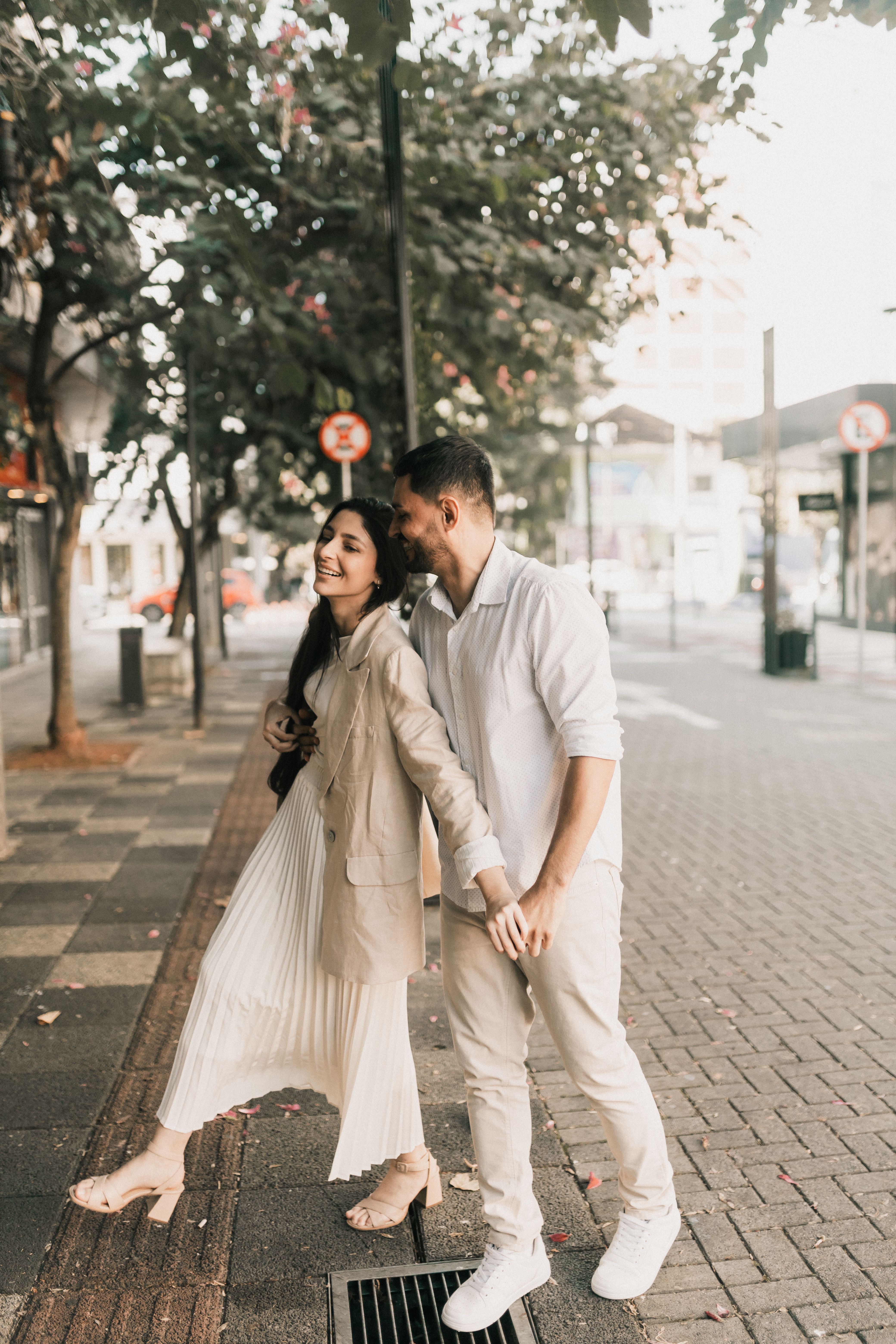 Pareja Romántica Paseando Por Una Calle De La Ciudad · Foto de stock ...