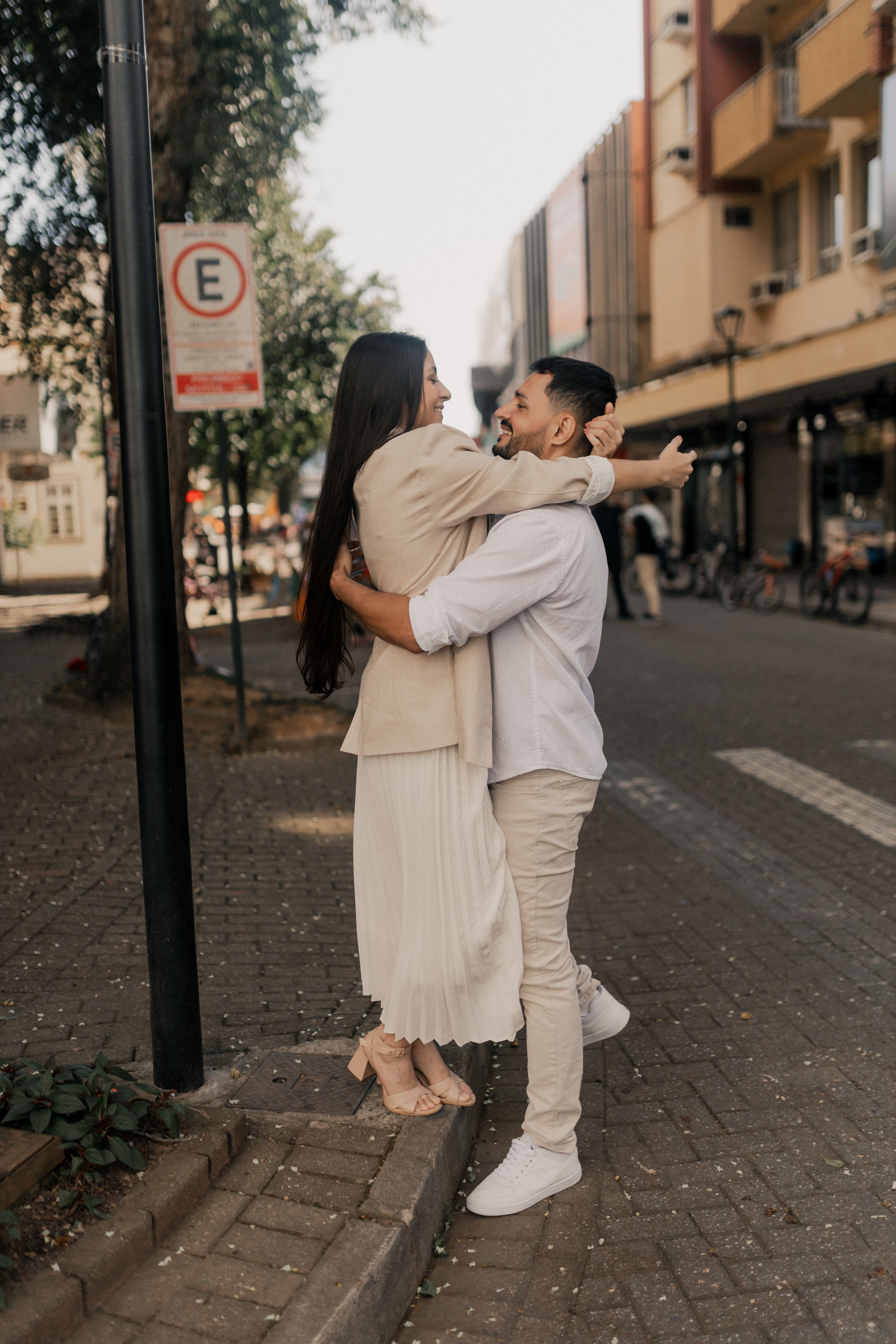 Una Pareja Joven Abrazándose En Una Calle De La Ciudad · Foto de stock ...