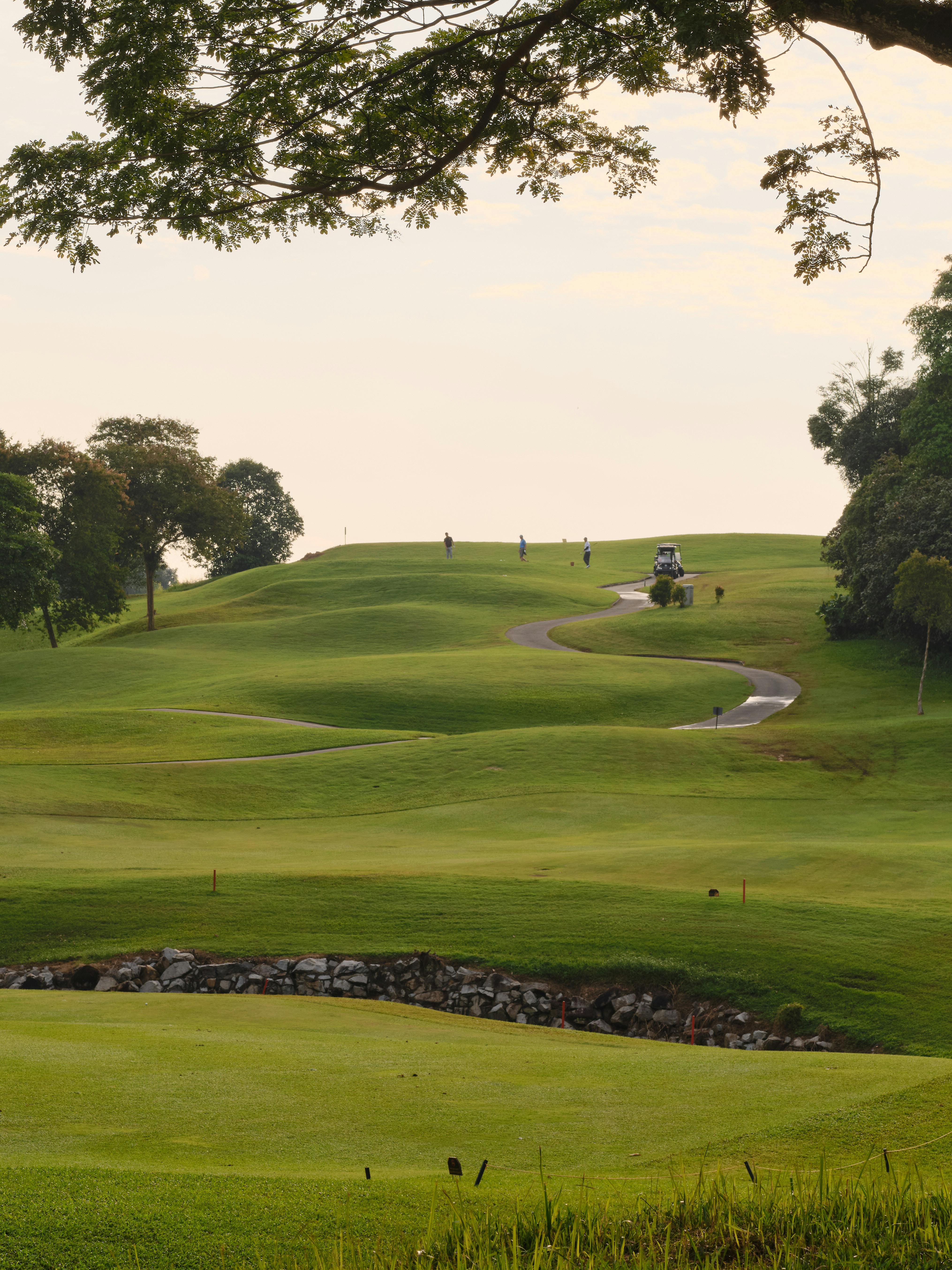 Parcours de golf au coucher du soleil