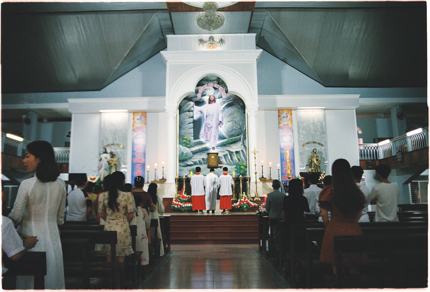 Fedeli riuniti in chiesa durante la celebrazione dell'Eucaristia comunitaria