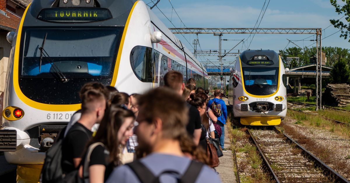 Rüyada Tren Yolculuğu Yaptığını Görmek - Rüya Tabiri ve Anlamı - Kutina istasyonunda trene binmeyi bekleyen yolcular, günlük bir seyahat sahnesini görüntüledi.
