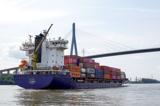 Bir konteyner gemisi, Almanya'nın Hamburg kentindeki Köhlbrand Köprüsü'nün altından Elbe Nehri'nde seyrediyor.