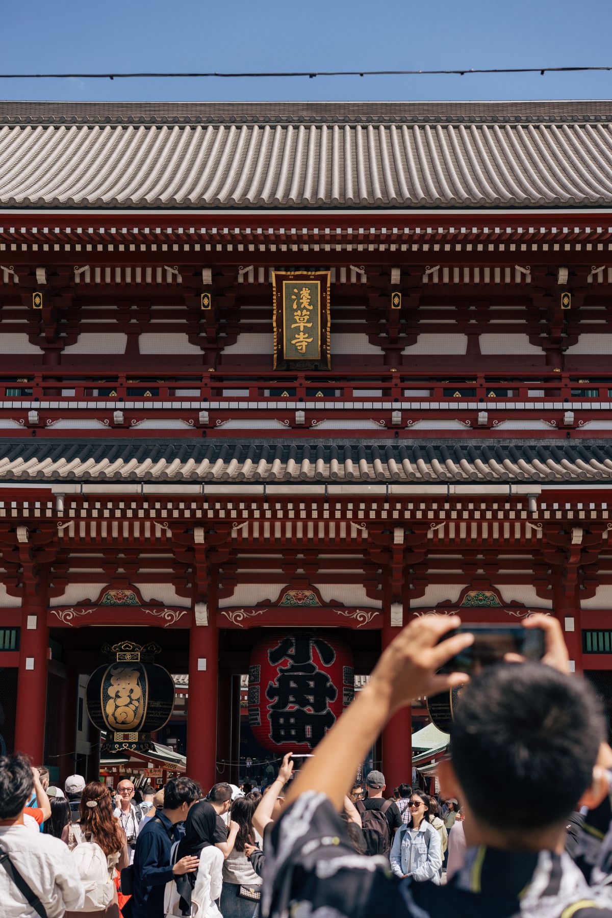 Unde te cazezi în Tokyo - Asakusa - poarta Kaminarimon cu lampionul roșu