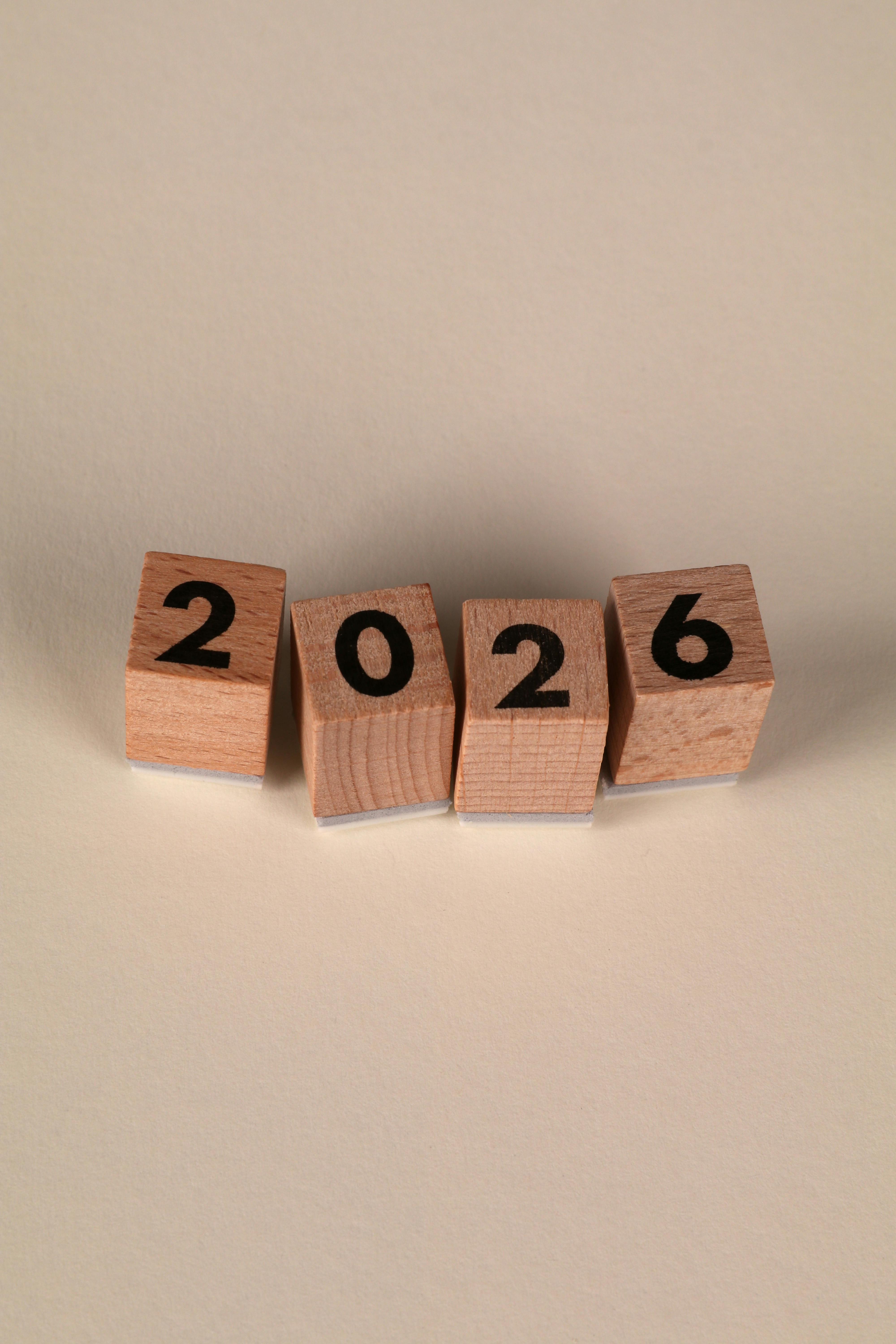Gratis Bloques de madera dispuestos para mostrar el año 2026, perfectos para temas de Año Nuevo. Foto de stock