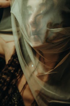 这幅神秘肖像捕捉了戴面纱女子的美丽与优雅