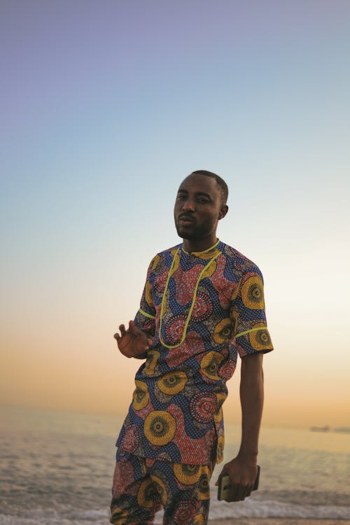Kostnadsfri bild av afroamerikansk man, dagsljus, färgglada kläder