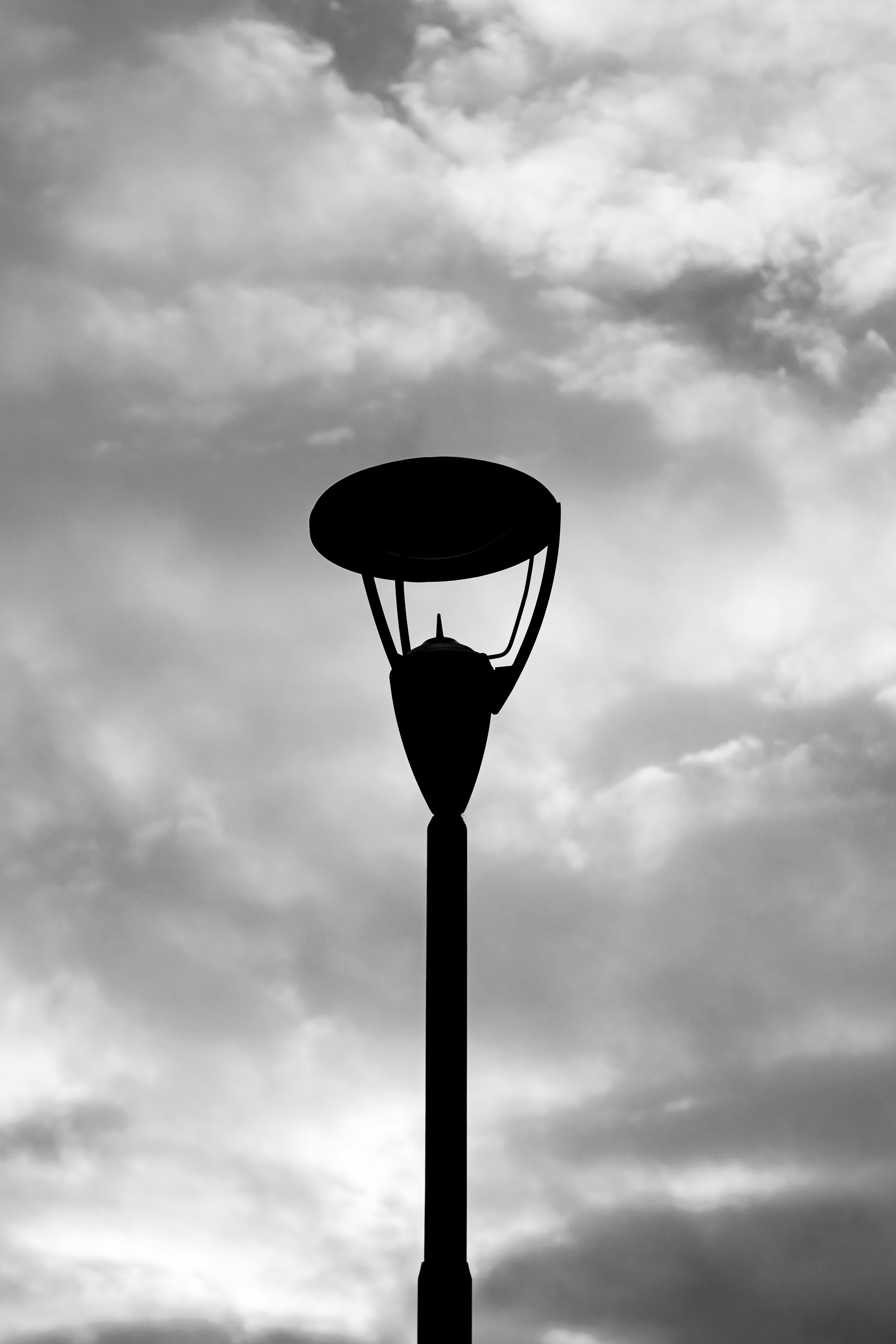 Δωρεάν Ασπρόμαυρη σκιαγραφία λαμπτήρων δρόμου με δραματικά σύννεφα στο Μπουένος Άιρες. Φωτογραφία από στοκ φωτογραφιών