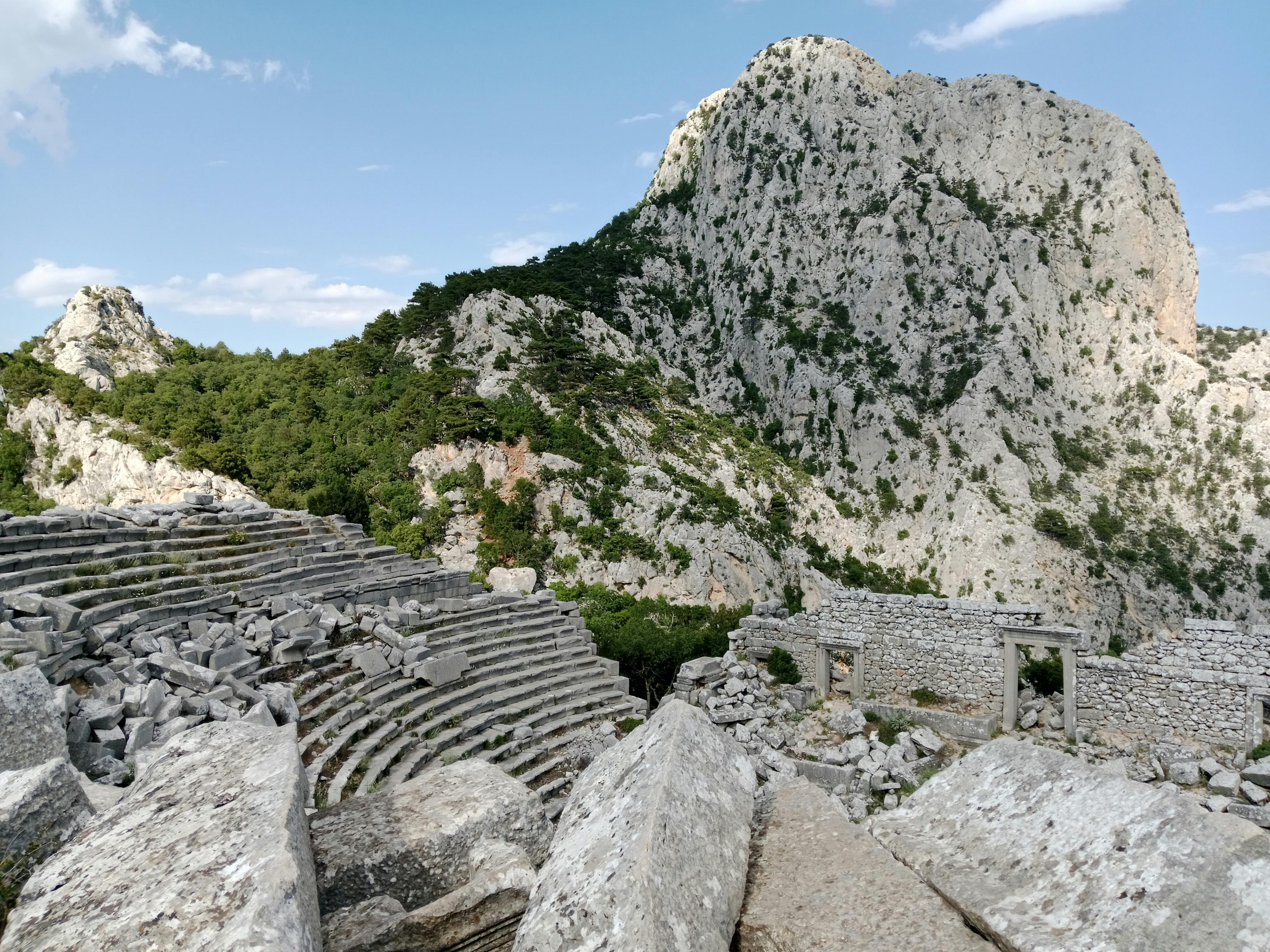 Gratuit Explorez les superbes ruines d'un ancien amphithéâtre niché dans un paysage de montagne pittoresque. Photos