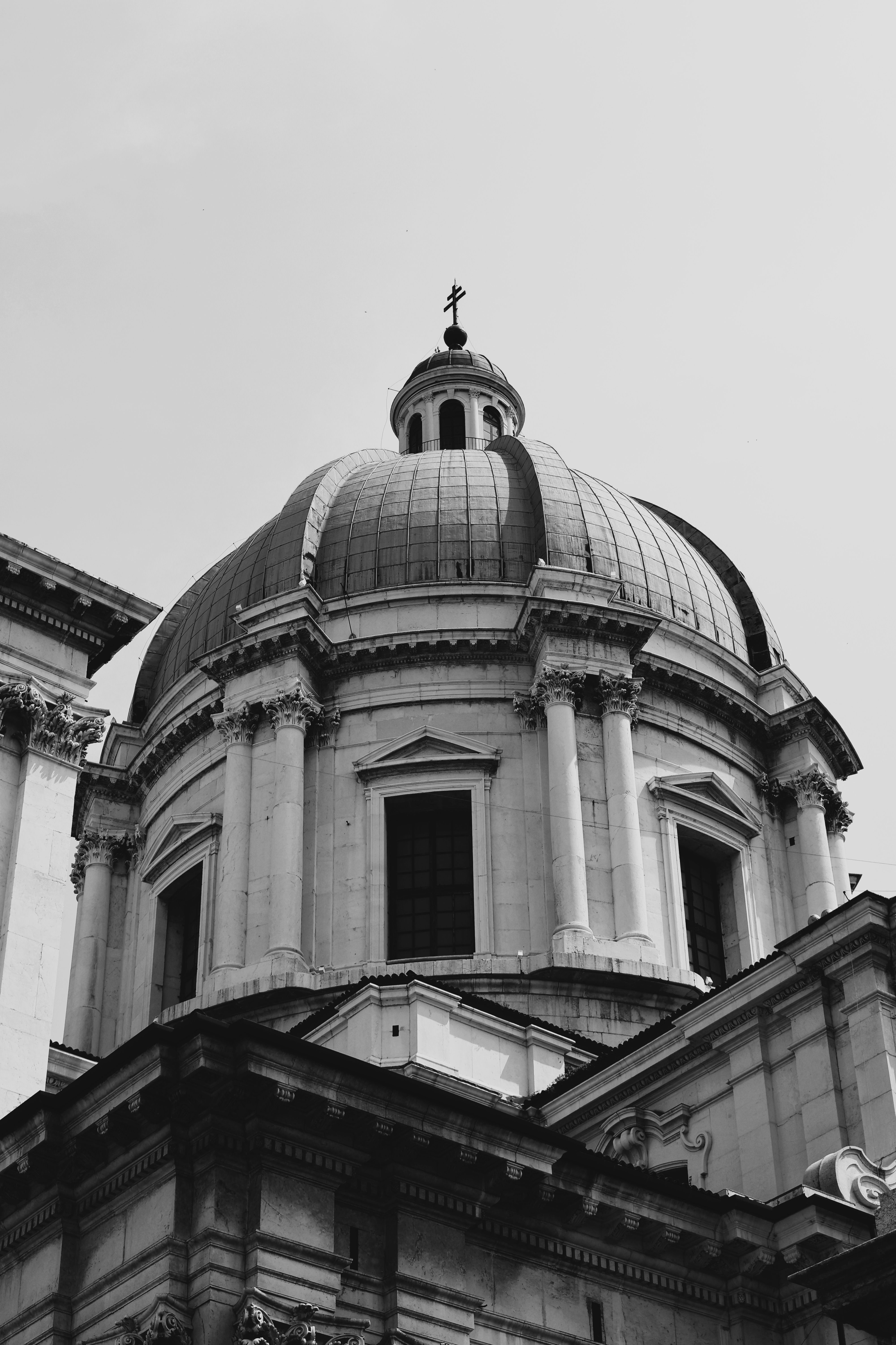 A striking black and white photo of the Brescia Cathedral dome, showcasing its architectural elegance.