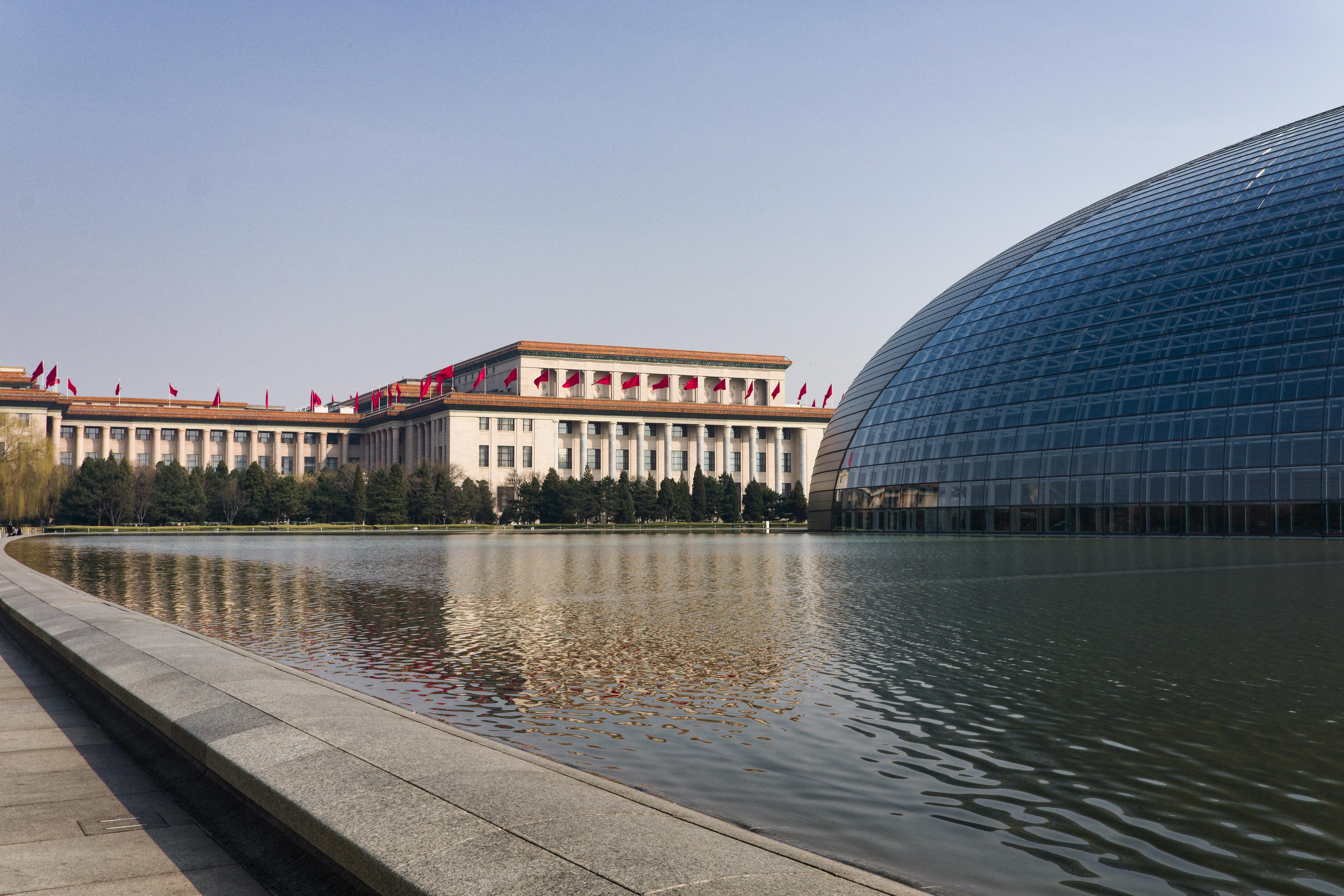 Ücretsiz Pekin'in modern ve geleneksel mimarisini, dingin bir göl manzarasında keşfedin. Stok Fotoğraflar
